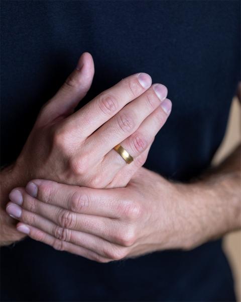 6 mm gedrehter, vollvergoldeter Titanring - Verso Gold